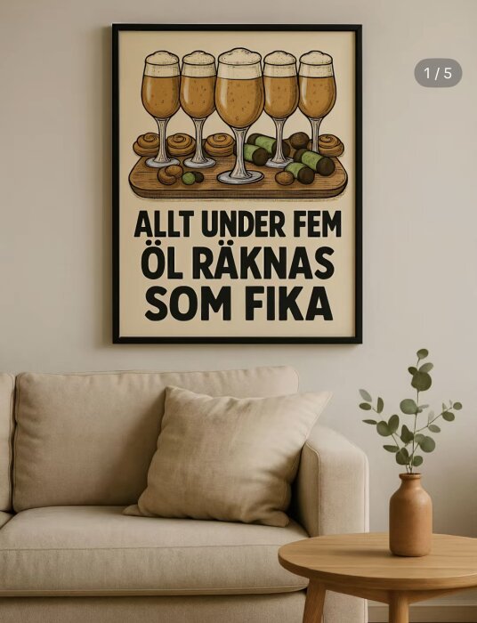 Väggaffisch med illustration av ölsejdlar på en bricka och texten "ALLT UNDER FEM ÖL RÄKNAS SOM FIKA" ovanför en beige soffa med kudde och bord.