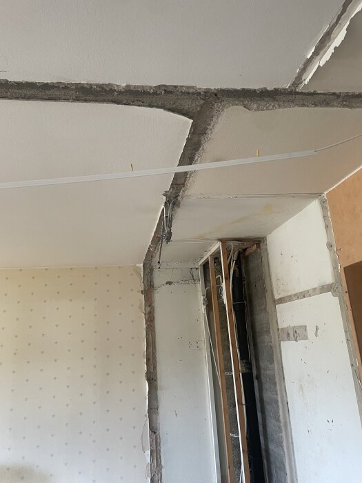 Rivet tak i lägenhet från 1939, visar spår av tidigare väggar. Tak av betong och puts, urtag är synliga för reparation innan spackling och målning.