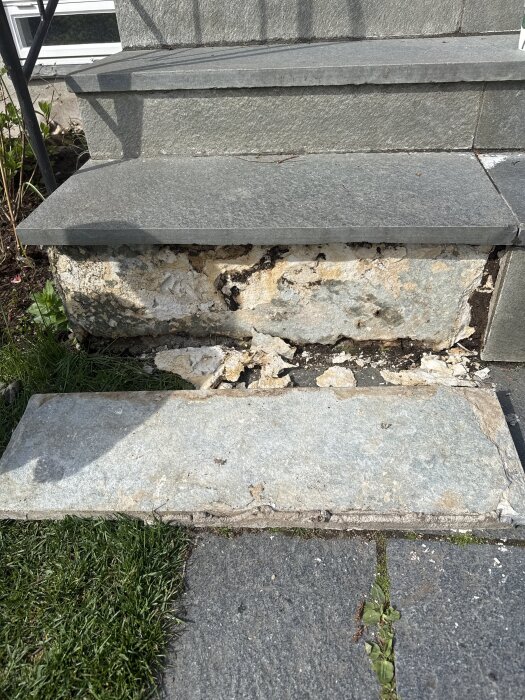 Trappsteg i sten från 1964 med skadat material och synliga tecken på förfall, potentiell fråga om reparation.