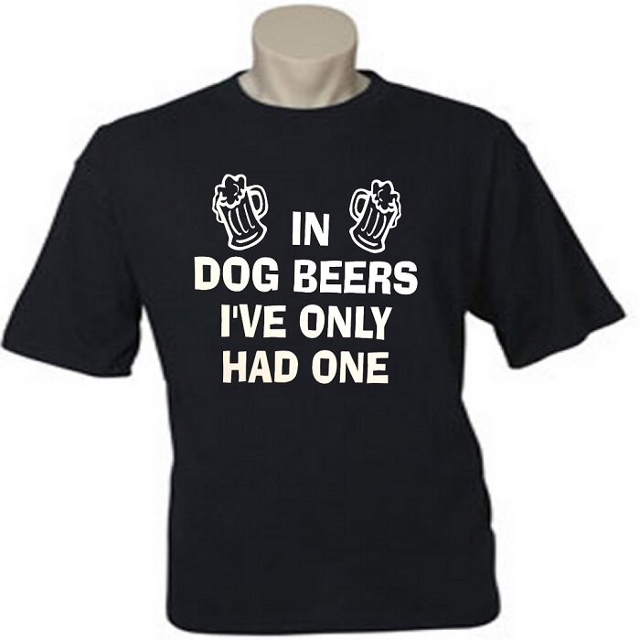 Svart T-shirt med texten "In Dog Beers I've Only Had One" och två ölglasillustrationer.