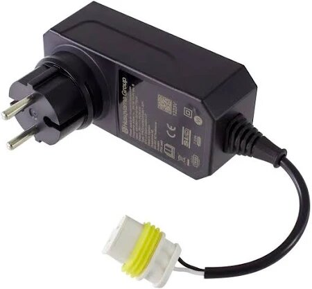 Transformator med stickkontakt och lågspänningskabel med avtagbar vit kontakt.