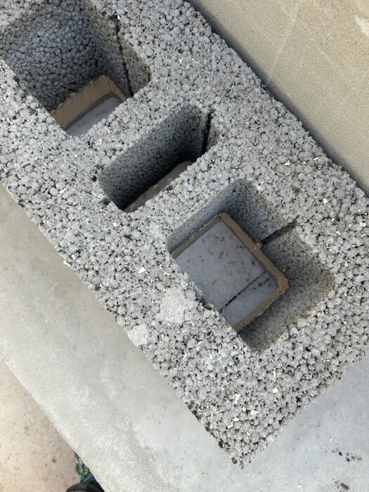 Betonghålblock med cellplastfyllning, del av poolkonstruktion. Blocket visar ursparning för trappstegsmontering i pågående byggprojekt.