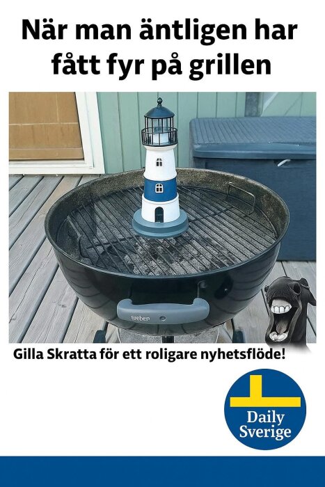 Grill med en modellfyr i grillgallret, omgiven av en träaltan. Texten ovan lyder: "När man äntligen har fått fyr på grillen.