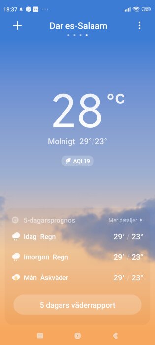 Väderapp för Dar es-Salaam visar 28°C, molnigt; 5-dagarsprognos med regn och åskväder, temperaturer mellan 29°C och 23°C.