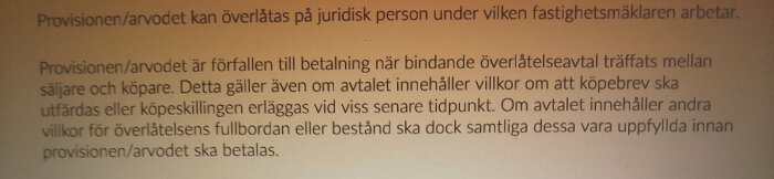 Text på ett dokument som beskriver när provision kan överlåtas till juridisk person efter ett bindande överlåtelseavtal mellan säljare och köpare.