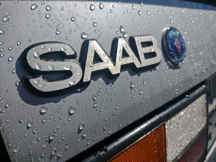 SAAB-logga på bil med vattendroppar efter biltvätt.