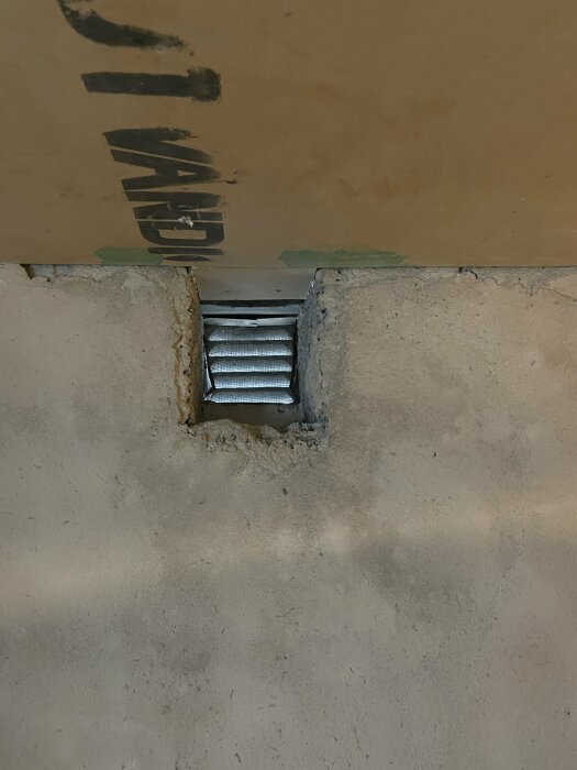 Ventilationskanal i källarvägg med öppning, synlig murade ytor och betong.