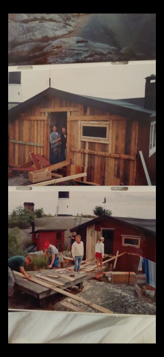 En nybyggd träveranda och vägg på ett hus, med personer som arbetar och ett papptak synligt. En fyr och fler hus finns i bakgrunden.