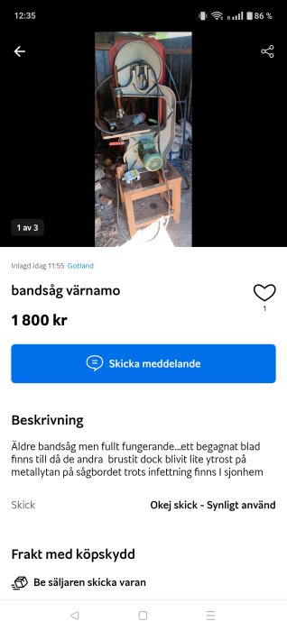 Äldre bandsåg från Värnamo i ett garage, står på ett träsågverk med lite ytrost.