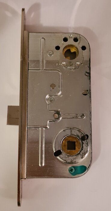 ASSA 9001 säkerhetslås med tillhållare och låskista, taget i närbild, placerat mot en ljus bakgrund.