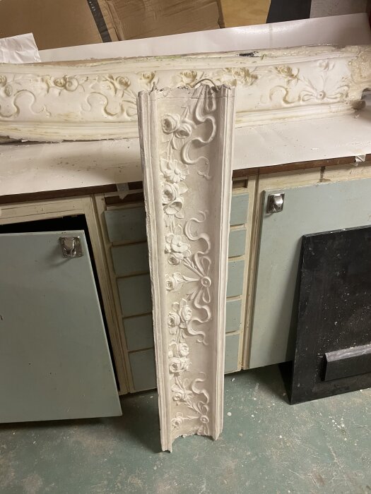 Dekorativ gipslist med blommigt reliefmönster från en provgjutning, synliga defekter i form av skadad armering och tydlig spackling.