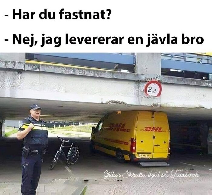 Skåpbil fastnar under bro med 2,2 m varningsskylt, polis ler bredvid. Text ovan: "Har du fastnat? - Nej, jag levererar en jävla bro".