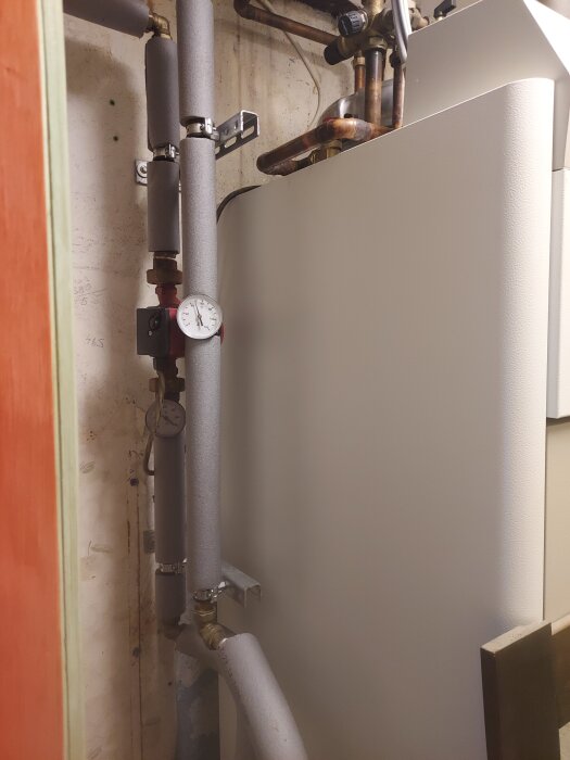 Rörsystem med isolering och tryckmätare anslutet till en CTC elpatron.