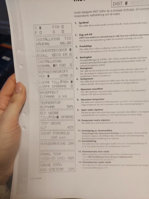 En hand håller en manual för CTC EcoAir som visar olika inställningar och värden för elpanna, shuntfördröjning och kompressorinställningar.