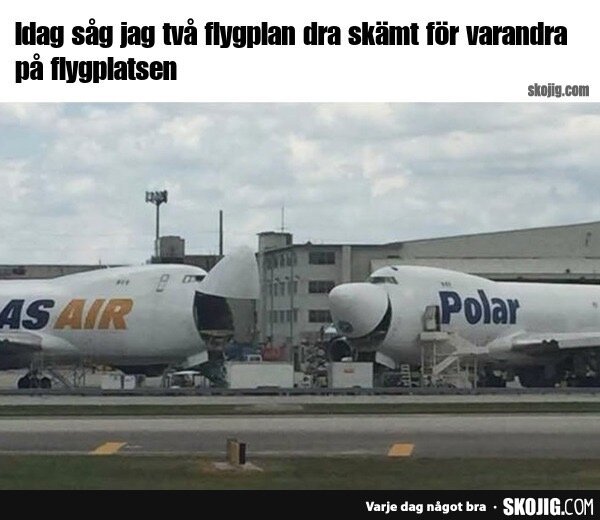 Två flygplan på en flygplats med öppna nosar som liknar munnar, vilket skapar ett skämtsamt intryck av att de pratar med varandra.