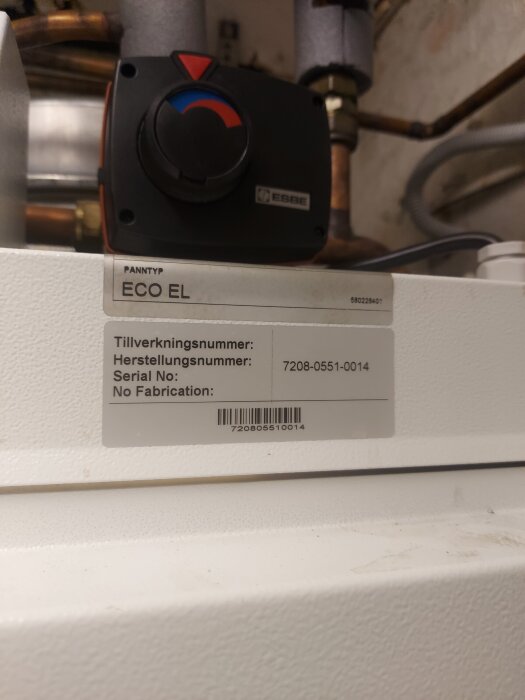 Ett kontrollreglage och etikett på en EcoEl-enhet. Texten på etiketten inkluderar serienummer 7208-0551-0014 och varumärket ESBE syns på reglaget.