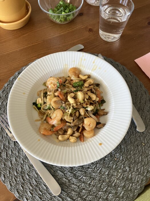 Asiatisk räkwok med cashewnötter, grönsaker och hemmagjord teriyakisås serverad på en vit tallrik.