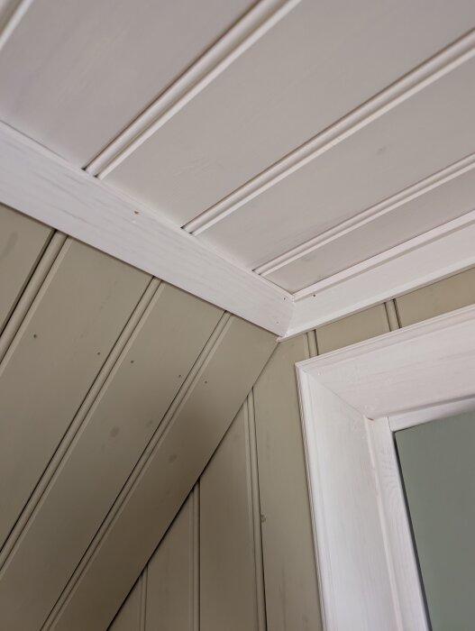 Snedtak med släta lister i hörn och tak, kompletterat med spackel för att passa in de olika listerna vid ett byggprojekt.