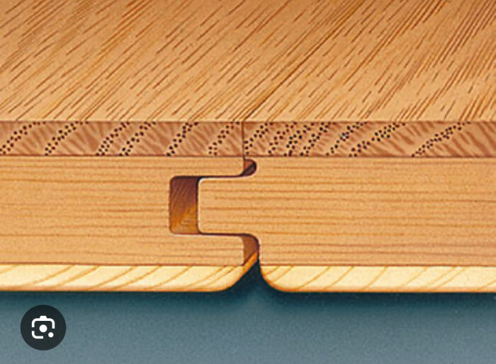 Parkettbrädor med not och fjäder, visar koppling med spontat virke.