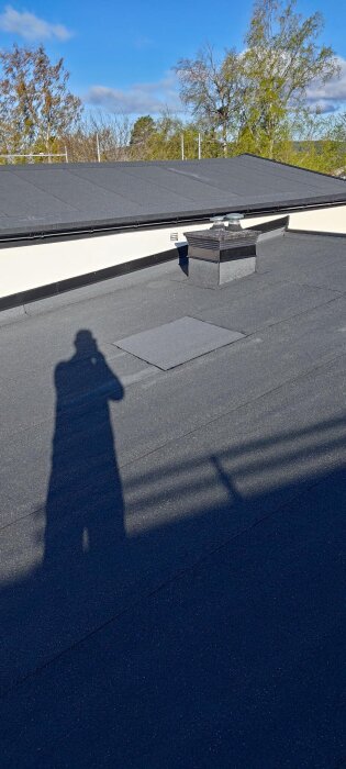 Nylagt tak med skarv/lagningspapp på grund av spikskada.