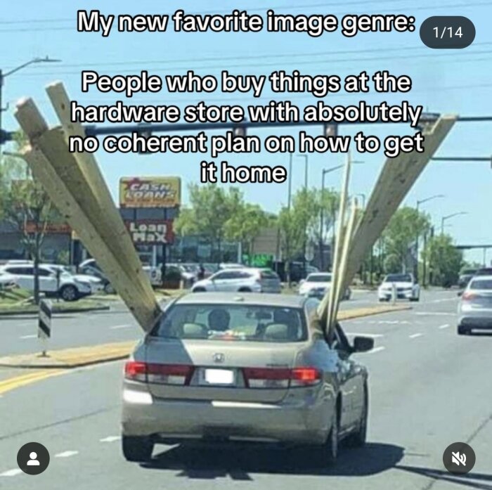 Bil med brädor som sticker ut från fönstren och text om att transportera inköp från en bygghandel utan plan.