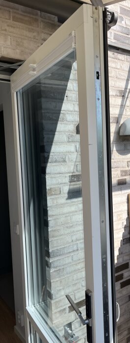 Altandörr med trasig fönsterbroms, stången går ut på höger sida. Bromshuset är 450 mm och dörrbladet 80 mm.