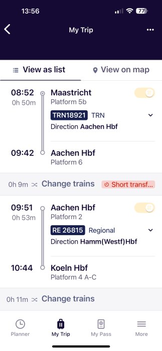Tågresa från Maastricht till Köln med tågbyten i Aachen. Visar avgångstider och plattformar i en reseapp.