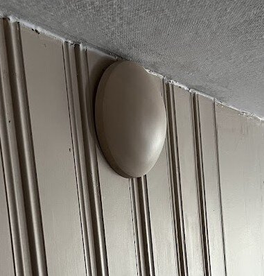 Blind ceiling cup på vitmålad panel, lösning på projekt.