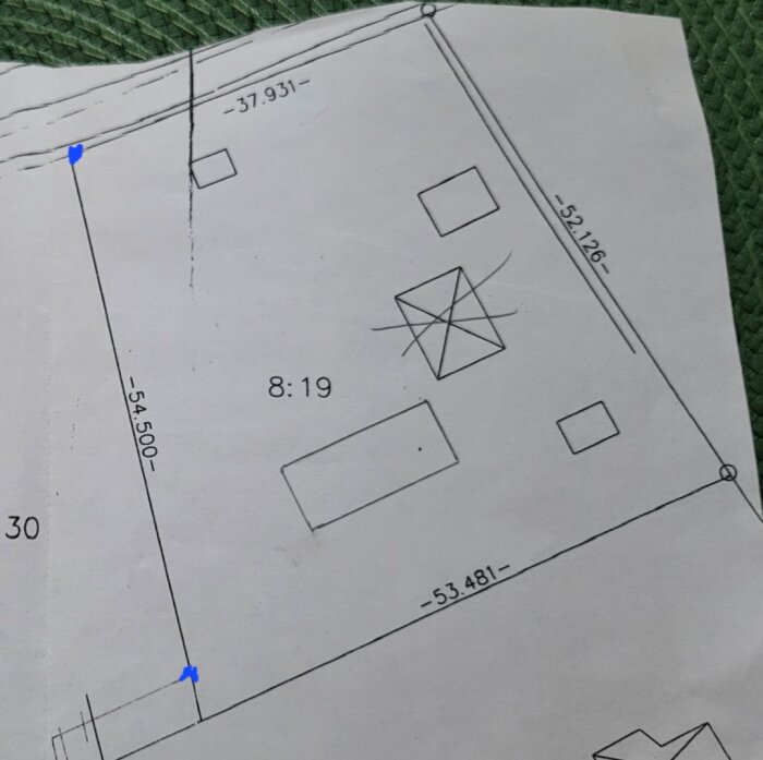 Karta med tomtindelning för tomt 8:19, markerad med blå prickar, diskuterar möjliga fastighetsgränser och trädkonflikt med granne.
