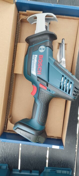 Batteridriven tigersåg från Bosch i kartong med sliten avtorkning, inga band runt förpackningen.