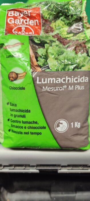 Förpackning av Lumachicida Mesurol M Plus, ett 1 kg bekämpningsmedel mot sniglar och snäckor från Bayer Garden, med grön och brun etikett.