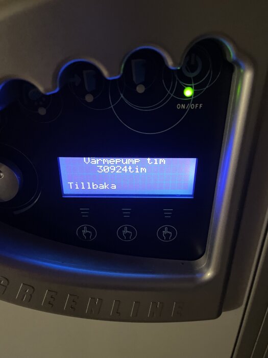 Display av IVT Greenline bergvärmepump visar "30924 timmar" i drifttid.
