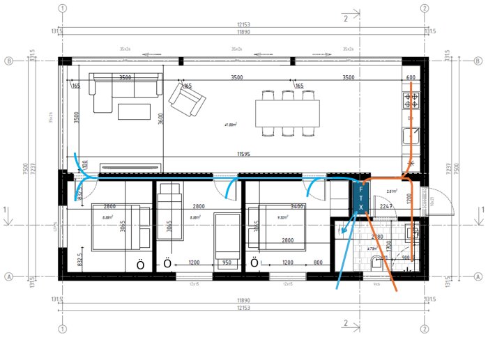 Planlösning av modulhus med FTX-system, visar tilluft i blått och frånluft i rött, med kanaler dragna genom tak och markerad kondensvattenavledning.
