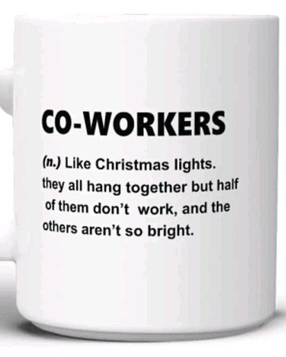 Vit mugg med texten "CO-WORKERS: Like Christmas lights, they all hang together but half of them don’t work, and the others aren’t so bright.
