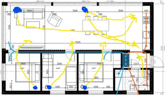 Ritning av ett hus med gula pilar som visar föreslagna ventilationsvägar för att förbättra luftflödet mellan rum, markerade med blå och orange markeringar.