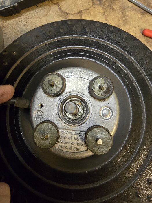 Vibrationsdämpare i ett ftx-system som är slitna, vilket orsakar att fläkten tar emot ytterhöljet.