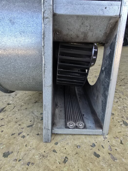 FTX-systemets fläkt berör ytterhöljet, med slitna eller trasiga vibrationsdämpare synliga under fläkthuset.