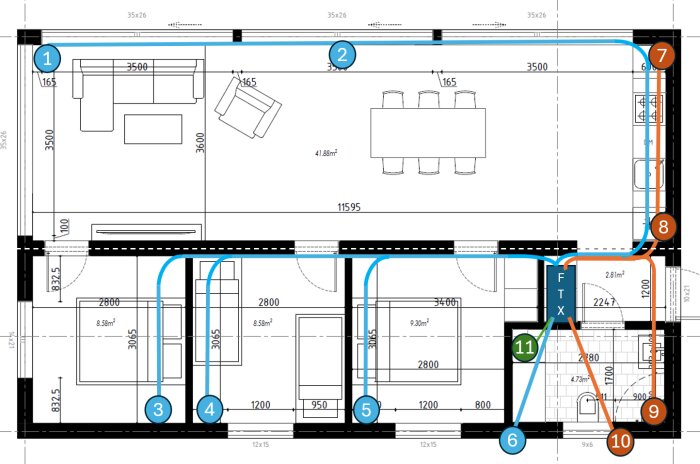 Planritning över en bostad med markerade tillufts- och frånluftskanaler, inklusive detaljerade mått och möbelplaceringar för optimalt luftflöde.