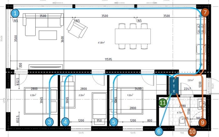 Ventilationsplan för hus med tilluft och frånluft markerade, inklusive rumsindelning och möblering.