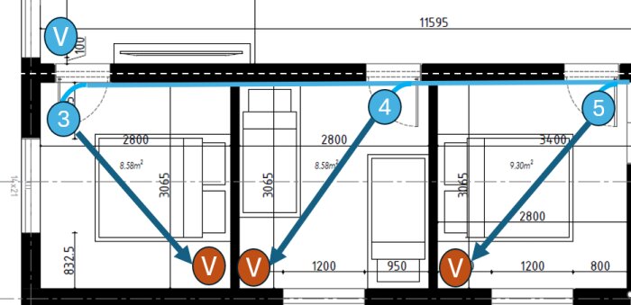 Ventilationsritning med tilluftspilar (blå V) och frånluftspilar (röda V) mellan sovrum och vardagsrum, beskriver luftflöden i lägenheten.