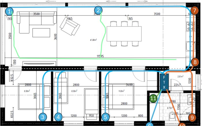 Planskiss över ett hus med markerade överluftsdon och kanaler i olika rum, inklusive stort vardagsrum och FTX-system i teknikrum.
