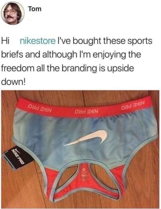 Blå och röda sportkalsonger med en logotyp upp och ner.