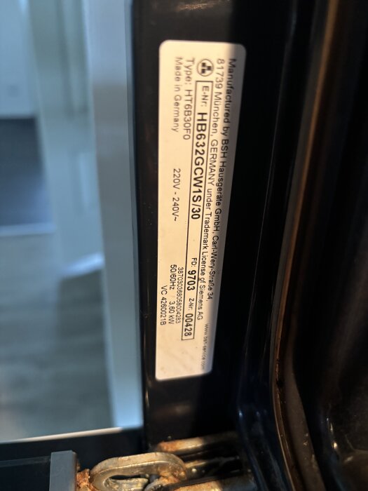 Etikett på en hushållsapparat med modellnummer HT6B30F0 och e-nr HB632GCW1S/30, tillverkad i Tyskland.