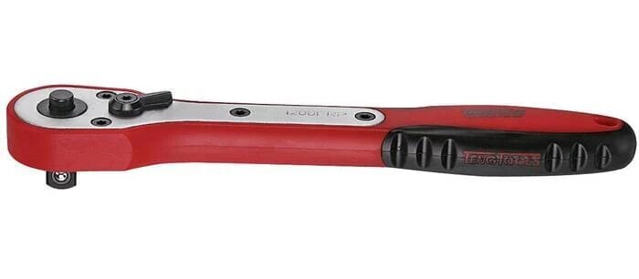 Röd och svart skralle av märket Teng Tools, som jämförs i kvalitetsdiskussion mellan olika verktygsmärken.