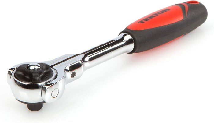 En spärrnyckel med rött och svart handtag, märkt med "Tekton".