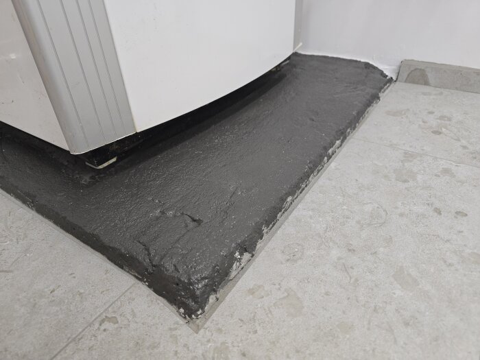 Vit frys placerad på nylagd fogad sockel, redo för anslutning till dedikerat eluttag; nyligen renoverat maskinrum.
