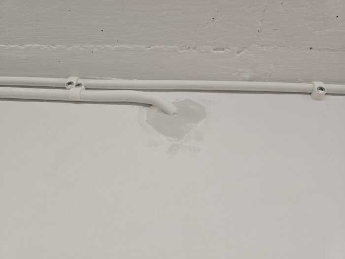 Eluttag i yttervägg med fogmassa runt, och kabeldragning ovan; efter borrning och innan slutfinish enligt inlägg om renovering av hus.