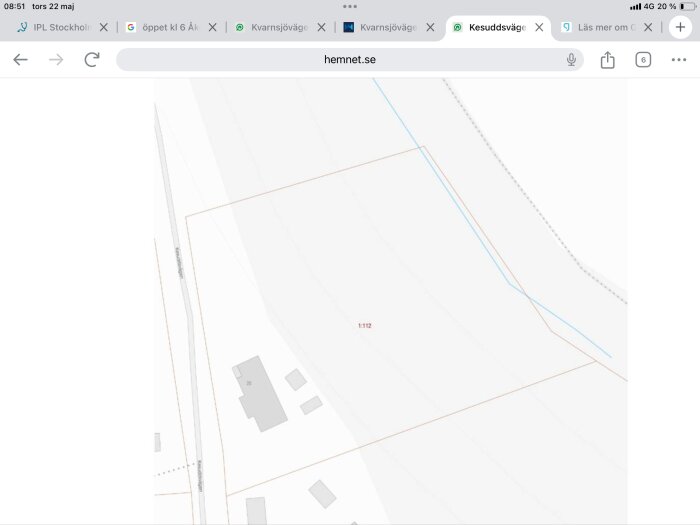 Karta över fastighet vid Kesuddsvägen, Enköping, visar hus och omgivande område vid Mälarstrand med indikerade nivåskillnader och bebyggelse.