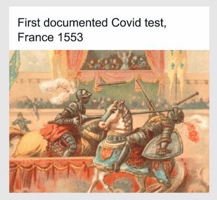 Riddare i rustning som rider på hästar och strider med lansar på en medeltida tornerspelsarena. Text ovan: "First documented Covid test, France 1553".