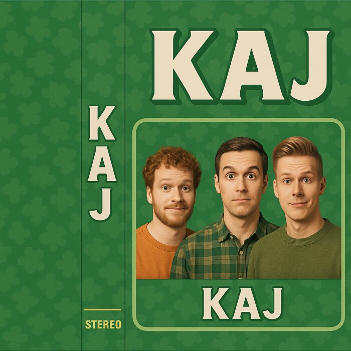 Gruppbild av tre män mot en grön bakgrund med texten "KAJ" i stora bokstäver, likt ett J-card skivomslag.